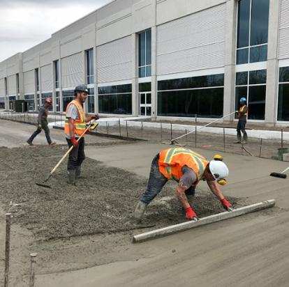 Finition du béton par l'équipe L.R